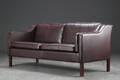To-personers sofa af læder, dansk møbelproducent