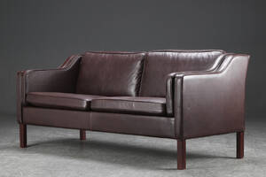 To-personers sofa af læder, dansk møbelproducent
