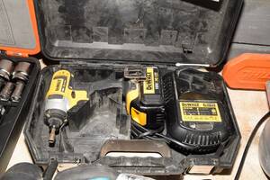 Batteridriven skruvdragare Devalt med laddare och batteri
