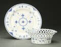 Royal Copenhagen. Musselmalet helblonde, jardiniere samt fad i halvblonde 2