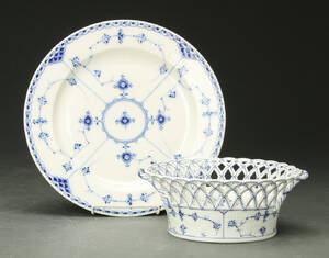 Royal Copenhagen. Musselmalet helblonde, jardiniere samt fad i halvblonde 2