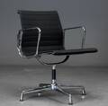 Charles Eames. Armstol fra serien Aluminium Group model EA-108 