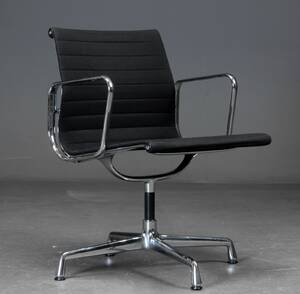 Charles Eames. Armstol fra serien Aluminium Group model EA-108 