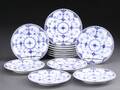 Royal Copenhagen. 13 Musselmalet helblonde kagetallerkener nr. 1088  Denne vare er sat til omsalg under nyt varenummer 4880512