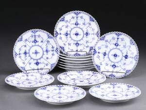 Royal Copenhagen. 13 Musselmalet helblonde kagetallerkener nr. 1088  Denne vare er sat til omsalg under nyt varenummer 4880512