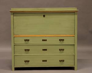 Chiffonje, målade i ljusgrön sekundär färg. 1800-talets slut.