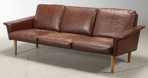 Dansk møbelproducent. Tre-pers. sofa betrukket med skind.