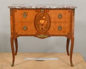 Stilbyrå med marmorskiva