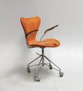 Arne Jacobsen 1902 - 1971. Kontorstol med armlæn, model 3217
