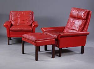To lænestole og fodskammel med rødt læder, 1970erne 3