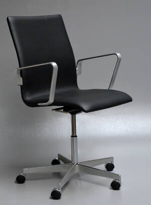 Arne Jacobsen. Oxford kontorstol, model 3291. Red Label fra 2008 