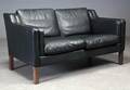 Dansk møbelproducent. Fritstående to-pers. sofa, sort læder 