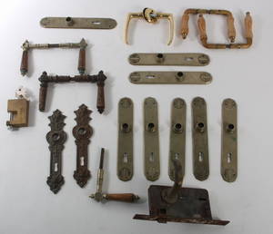 Samling gamle dørgreb.