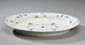 Kgl. Porcelæn. Stort ovalt fad, musselmalet, ca. 1850