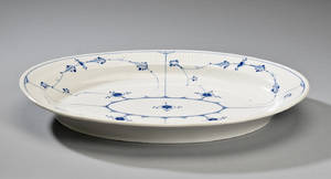 Kgl. Porcelæn. Stort ovalt fad, musselmalet, ca. 1850