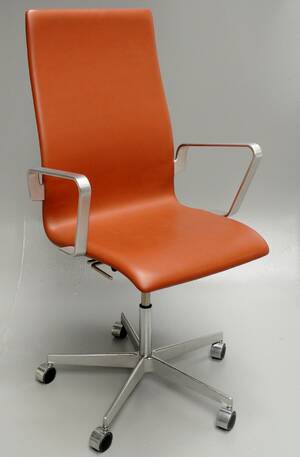 Arne Jacobsen. Oxford kontorstol med armlæn med cognacfarvet læder, model 3273 