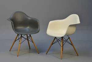 Charles Eames. To armstole model DAW 2 