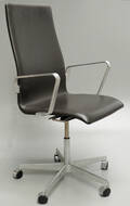 Arne Jacobsen. Oxford kontorstol med armlæn,betrukket  med læder, model 3273  Denne vare er sat til omsalg under nyt varenummer 4697090