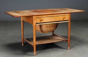 Hans J. Wegner. Sybord, egetræ, model AT-33  