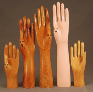 MODELLHÄNDER FRÅN ÖSTERMALMS HANDSKAFFÄR, KARLAVÄGEN 61, ETABL 1893, 5 ST I TRÄ MED LEDADE TUMMAR