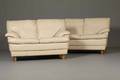 Dansk møbelarkitekt 3 og 2 personers sofa betrukket med cremefarvet læder.