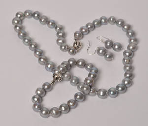 Smykkesæt med sølvgrå ferskvands kulturperler