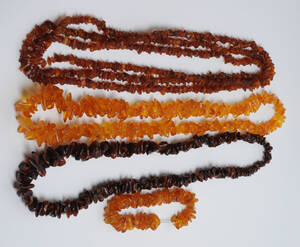 Tre halskæder og et armbånd med rav 4