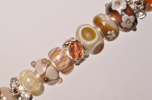 20 Charlotte Borgen beads i beigebrune nuancer. 20