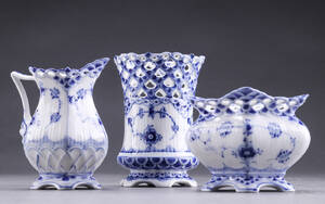 Royal Copenhagen. Musselmalet helblonde sukkerskål, flødekande og vase 3  Denne vare er sat til omsalg under nyt varenummer 4466664