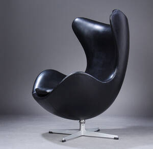 Arne Jacobsen. Ægget model 3316 med sort læder 