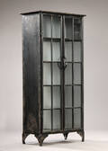 Vitrineskab i sort antikbemalet jern