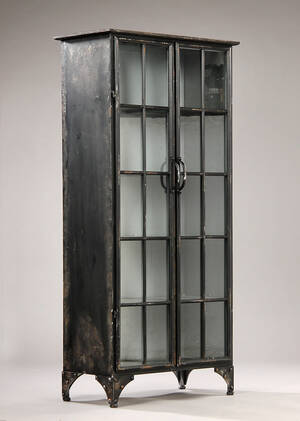 Vitrineskab i sort antikbemalet jern