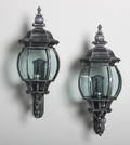 Par store udendørs væglanterner. 2
