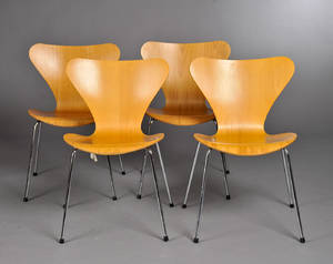 Arne Jacobsen. Sæt på fire stole af bøgetræ, model 3107 4