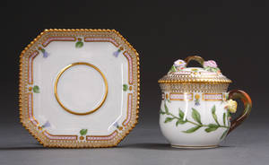 Flora Danica Cremekop af porcelæn. Kgl.P. 3 Denne auktion er annulleret - se nu vare 1927644