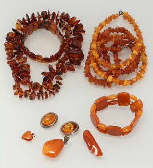 Diverse rav smykker på ialt 138gr. 10