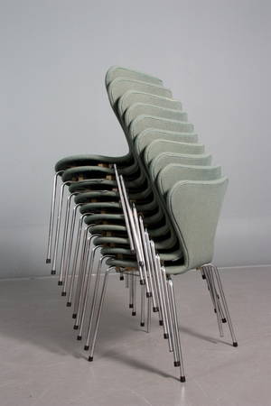 Arne Jacobsen. Sæt på ti stole, model 3107, Syveren. 10
