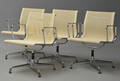 Charles Eames. Sæt på fire armstole  kontorstole fra serien Aluminium Group model EA-108 4 