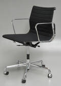 Charles Eames. Kontorstol, EA-117 i sort hopsak 
