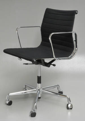Charles Eames. Kontorstol, EA-117 i sort hopsak