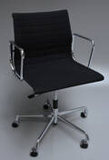 Charles Eames. Kontorstol, EA-117 i sort hopsak 