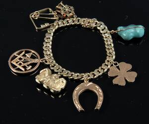 Armbånd af 14 kt. guld med charms