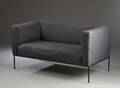 Sofa med stel af sortlakeret metal, overpolstret med koksgråt betræk.