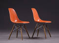 Charles Eames 1907- 1978. Sæt på to skalstole, orange 2
