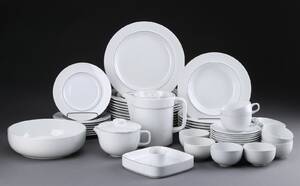 Grethe Meyer for Royal Copenhagen, fajance. Blåkant middags- og kaffeservice 53
