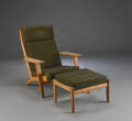 Hans J. Wegner. Lænestol og skammel, egetræ, model GE-290 2 