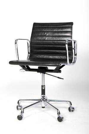 Charles Eames. Kontorstol i læder, model 117 