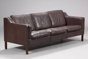 Dansk møbelproducent. Tre-pers. sofa