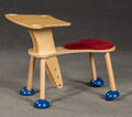 Kinderstuhl mit Tisch als stilisiertes Tier