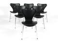 Arne Jacobsen. Et sæt på seks Syver stole, sort læder fra Sørensen, model 3107. 6 